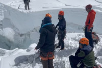 Tri nepalska šerpasa nestala na Mont Everestu nakon što ih je lavina zatrpala