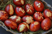 Zašto se jaja za Vaskrs boje u crveno? Ove legende objašnjavaju porijeklo običaja koji se praktikuje i danas