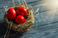 Прво јаје се увијек боји у црвено за срећу: Ево шта се ради са чуваркућом од прошле године