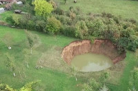 Otvorile se nove goleme rupe na Baniji