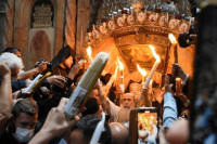 Запаљен Свети огањ у Јерусалиму