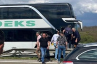 Autobus s niškim maturantima udario u bankinu, nema povrijeđenih