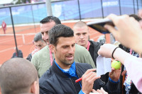 Djeca najiskrenija podrška: Nikola, najveći Novakov fan čeka sliku i autogram