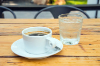 Izgleda da pijenje vode uz kafu i nije najpametnija ideja VIDEO