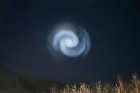 Plava spirala nad Aljaskom nakon što je raketa Spejs iks ispustila gorivo