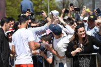 Euforija nakon treninga, Đoković se fotografisao sa navijačima FOTO, VIDEO