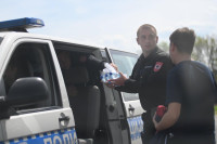 Gužva u Donjoj Gradini, policija djeci dijelila vodu