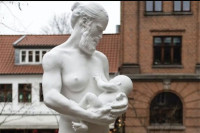 Ideolozi "trećeg pola" slave kip muškarca koji doji bebu