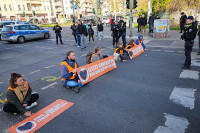 Berlin: Deseti dan protesta klimatskih aktivista, neki se zalijepili za put