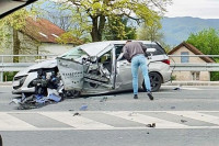 Више повријеђених у судару камиона и аутомобила, ватрогасци сјекли возило