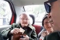 Taksista častio bake vožnjom i osvojio simpatije regiona VIDEO