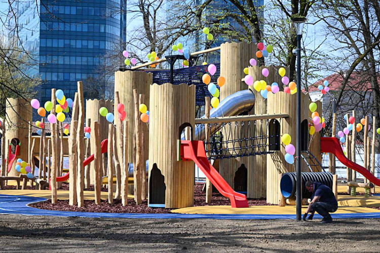 U banjalučkom parku „Mladen Stojanović" otvoreno je najveće dječije igralište