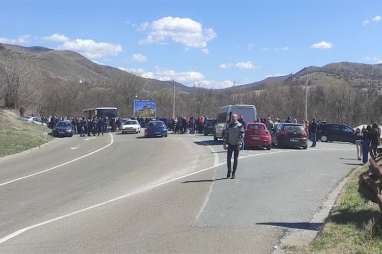 Protest Srba na Kosmetu, traže da se pripadnici ROSU povuku sa sjevera