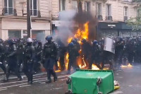 Haos na protestima u Parizu: Demonstranti zapalili policajce, razbijeni izlozi, gore barikade FOTO VIDEO