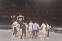 Košarkaši Reala odali počast žrtvama tragedije u Beogradu VIDEO