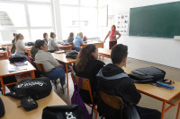 Позната докторка на часу са ученицима своје бивше школе у Сербреници