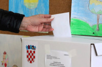 U Hrvatskoj se održavaju manjinski izbori, u sedam časova otvorena birališta