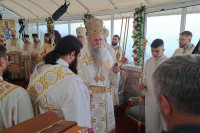 Veliki broj vjernika pod Ostrogom, mitropolit služi liturgiju