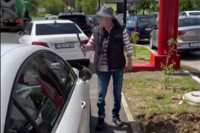 Štapom oštetio automobil parkiran na trotoaru