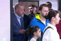 Reakcija jednog glasača kada je shvatio da iza njega stoji Erdogan je hit na mrežama (VIDEO)