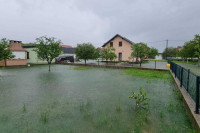 Поплављена домаћинства у Грачацу, затражена помоћ и евакуација грађана