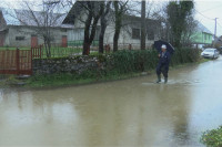 Na snazi vanredne mjere odbrane od poplava u Dvoru i Kostajnici, poplavljeni objekti u Gračacu