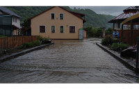 Otežan saobraćaj na većini puteva, na nekim dionicama u prekidu zbog izlivanja vode