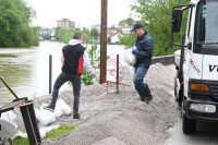 У Новом Граду куће под водом, волонтери неуморно раде на одбрани ужег центра града ВИДЕО