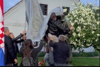 Hrvatski desničari uz Tompsonovu pjesmu ceradom prekrili Titov kip u Kumrovcu