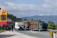 Жесток судар камиона пуног дрва и комбија код Добоја