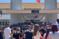 Maturanti u Crnoj Gori slave uz srpske pjesme i zastavu: Profesori zvali policiju VIDEO