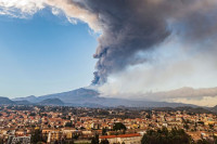 Etna izbacuje pepeo, zatvoren aerodrom u Kataniji