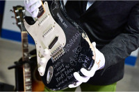 Разбијена гитара Курта Кобејна продата на аукцији за 600.000 долара