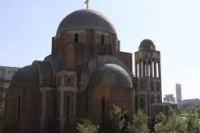 Свештенику и вјерницима забрањен приступ храму у Приштини