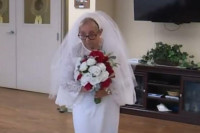 Бака (77) се удала за саму себе! Необично вјенчање у старачком дому