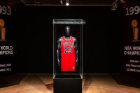 Џорданов дрес продан за око три милиона долара
