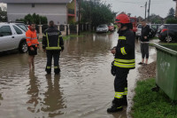 Jako nevrijeme pogodilo Srbiju: Vatrogasci djecu iznosili preko nabujale vode VIDEO