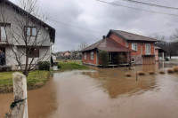 Voda ušla u nekoliko kuća u naselju Cer, nanosi blata na putevima