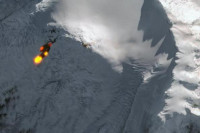 Вулкан у близини Антартика снимљен сателитом како избацује лаву