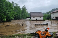 Вода изазвала штету у више насеља у Теслићу, обустава саобраћаја на неколико путних праваца