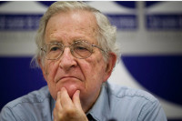 Чомски објаснио како се Американци коцкају са судбином Украјинаца