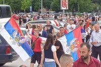 Вијоре се тробојке у Подгорици: Скуп подршке Србима на Космету, испред Саборног храма
