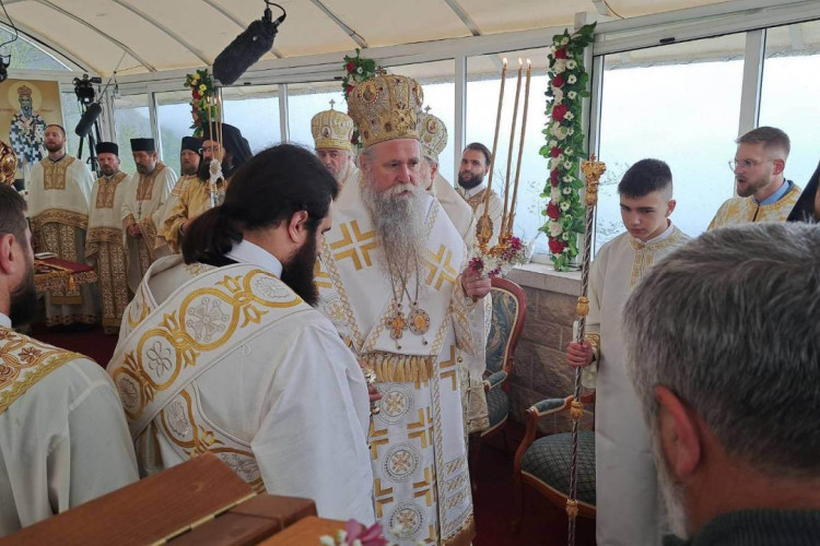 Велики број вјерника под Oстрогом, митрополит служи литургију - Glas Srpske