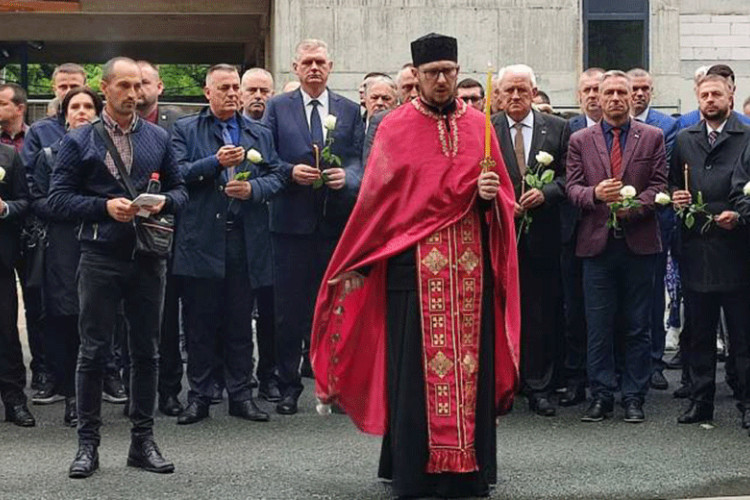 Помен, воштанице и бијеле руже за страдале из “Тузланске колоне” - Glas  Srpske