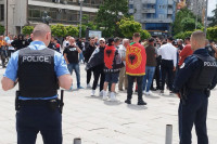 Protest Albanaca u Južnoj Mitrovici: Zastave i skandiranje "UČK" VIDEO