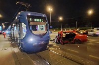 Saobraćajna nesreća u Zagrebu: Ženu ubola osa pa se autom zabila u tramvaj