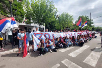 Maturanti iz Zvečana posljednji dan škole obilježili ispred bodljikave žice (FOTO,VIDEO)