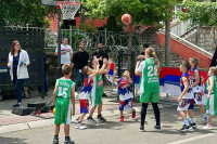 Дјеца са сјевера КиМ играла баскет испред кордона Кфора