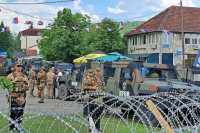 Uklonjen dio žilet-žice ispred opštine u Leposaviću