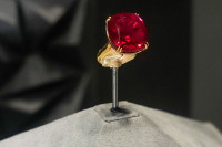 Rijetki dragulji, rubin i roze dijamant, prodati za rekordnih 65 miliona evra